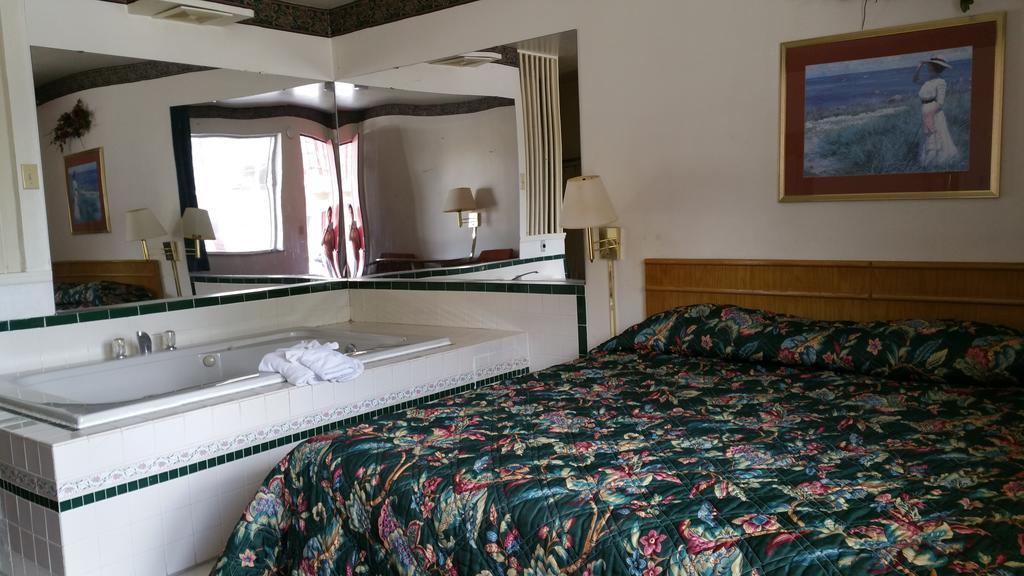 Seaway Motel Roosevelt Park Экстерьер фото