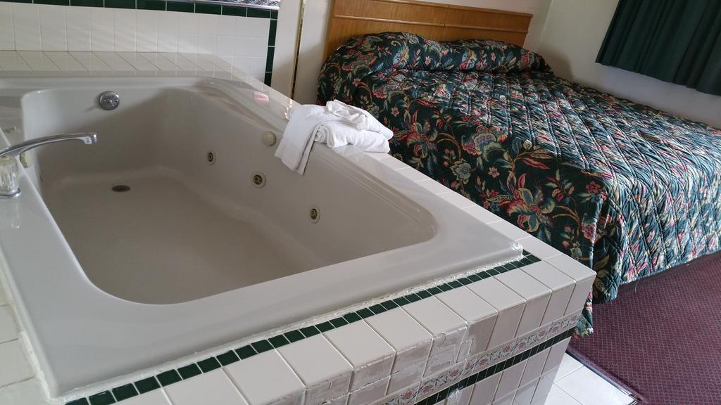 Seaway Motel Roosevelt Park Экстерьер фото