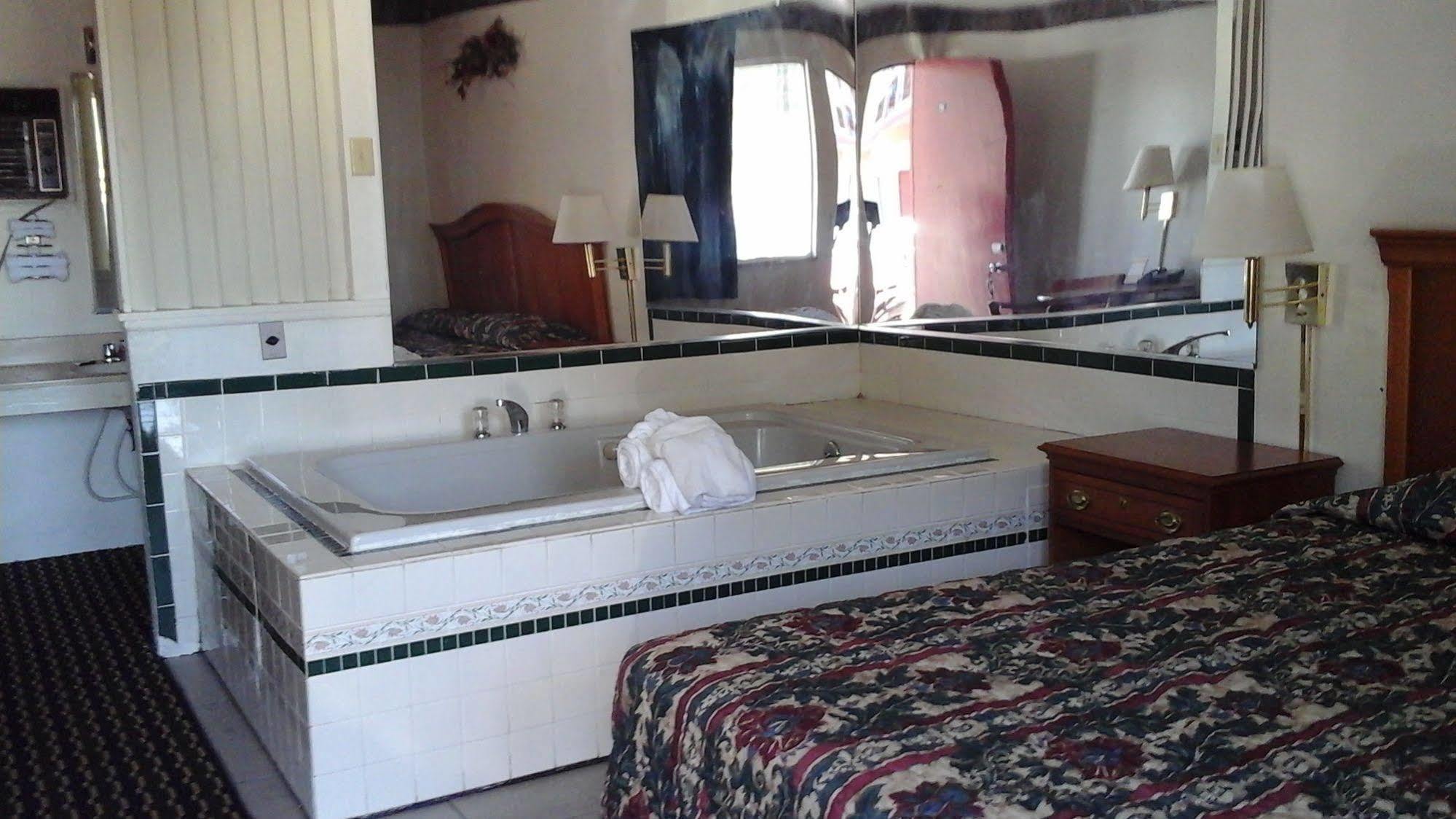 Seaway Motel Roosevelt Park Экстерьер фото
